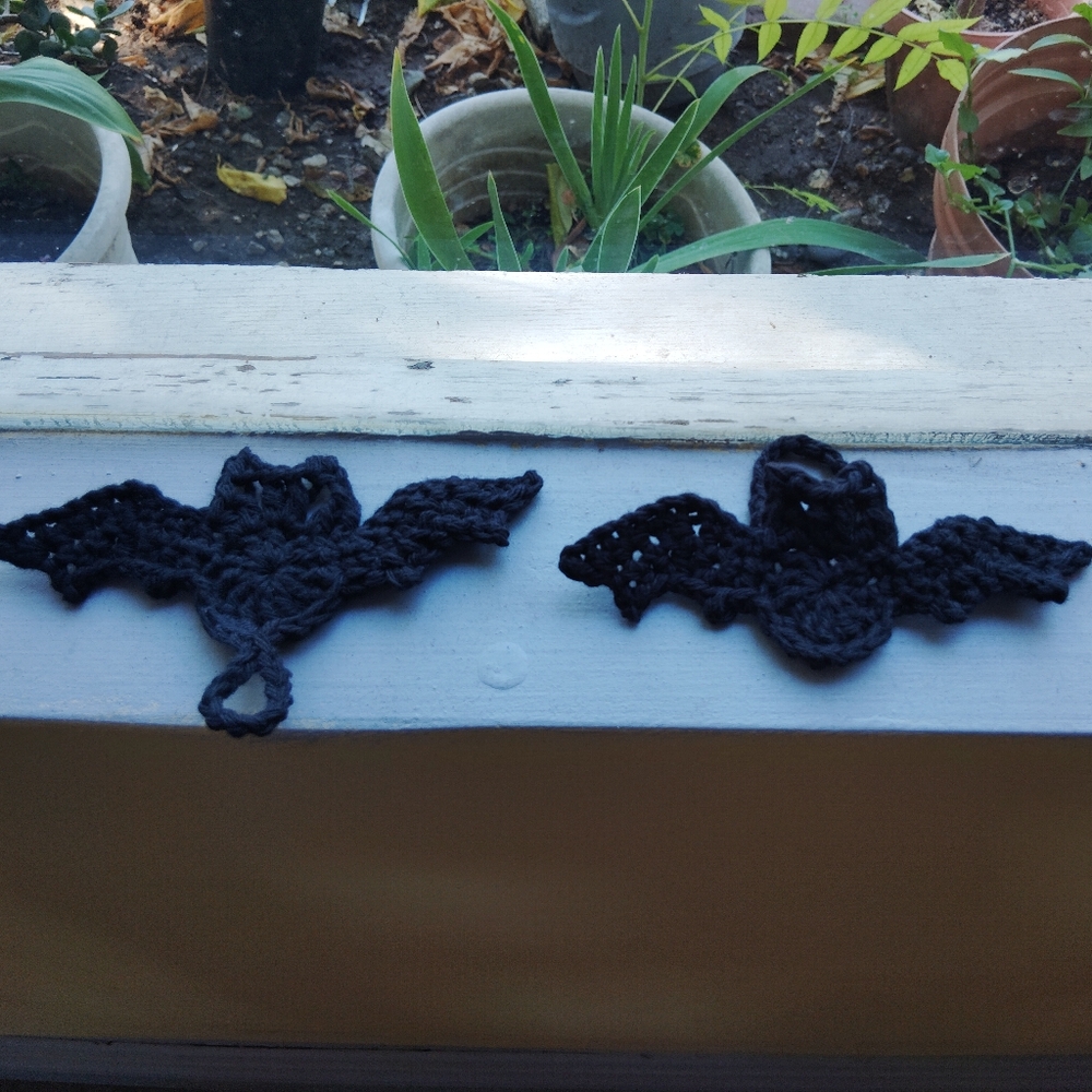 HANGING BATS - SET OF 2 - BLACK